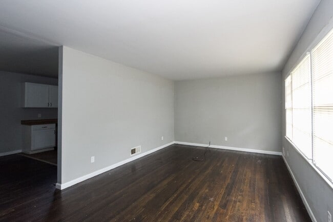 Building Photo - Available Now - Charming 3 Bedroom 2 Bathroom Home in Cul-De-Sac