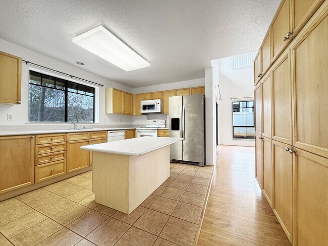 Foto del edificio - Centrally located Waipahu Single Family Home!