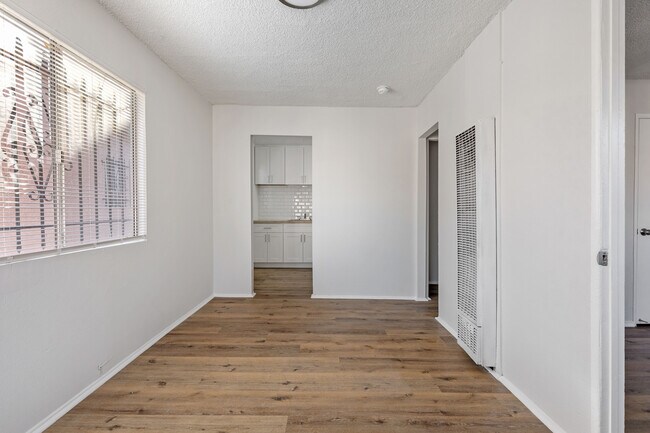 Building Photo - 5163 S Western Ave