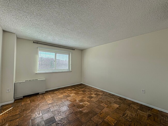 Building Photo - Sun-filled 1 Bed 1 Bath Unit With Private ...