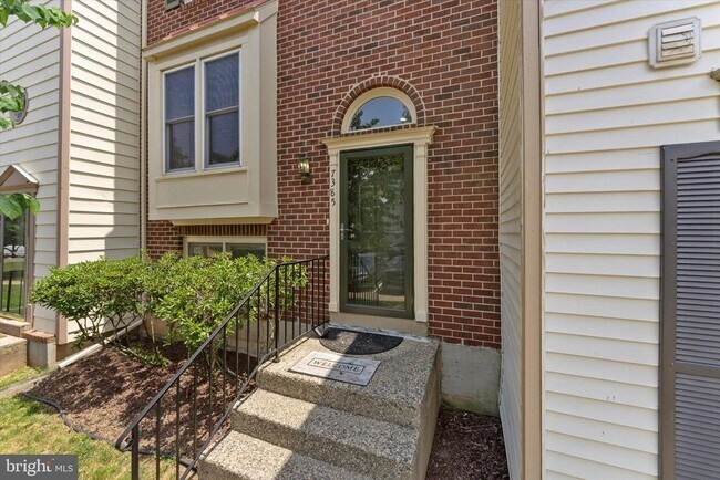 Foto del edificio - 7385 Emerald Dr