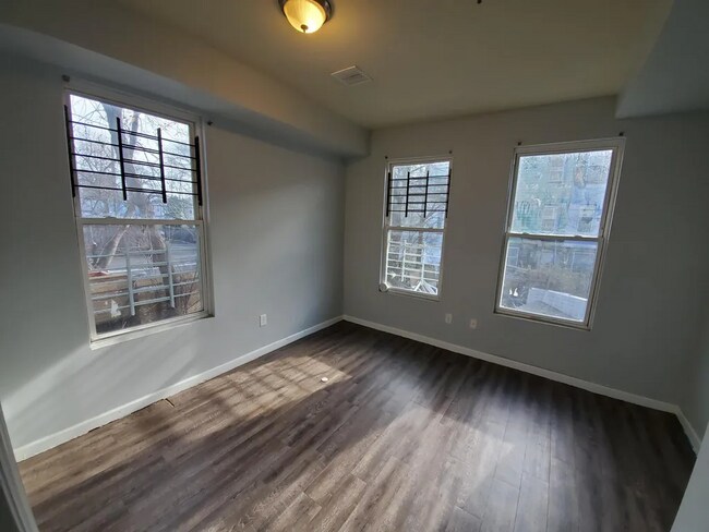 Building Photo - 623 Bramhall Ave