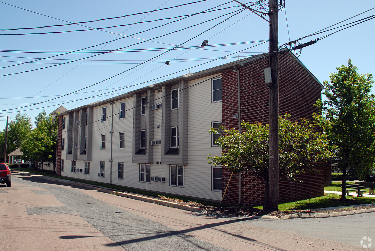 Building Photo - High Point Manor