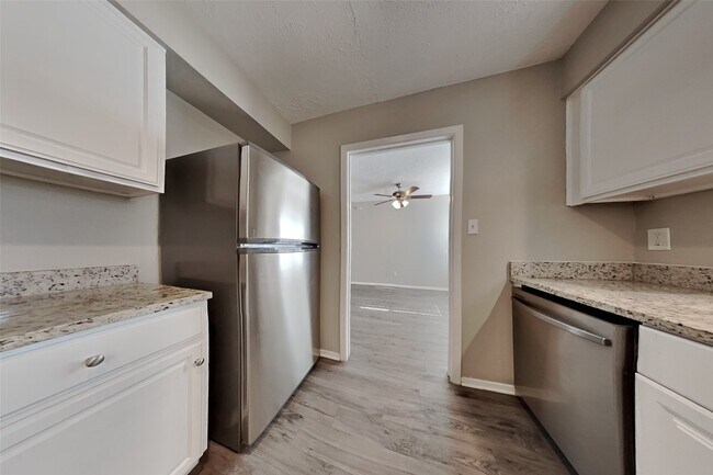 Foto del edificio - 14203 Cornelia Dr