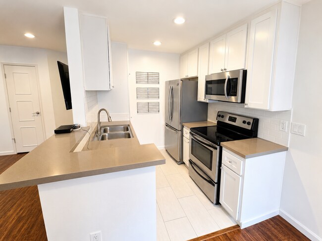 Foto del edificio - 1351 N Orange Dr
