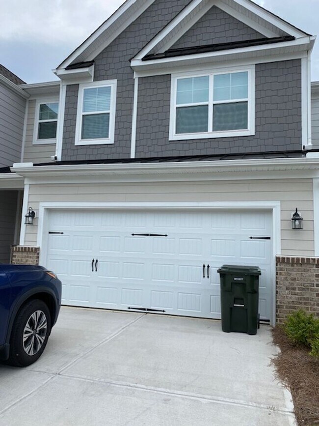 Building Photo - Luxury Townhouse