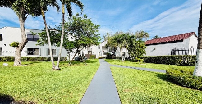 Building Photo - 9429 Fontainebleau Blvd