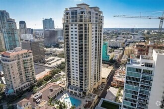 Building Photo - 300 Beach Dr NE
