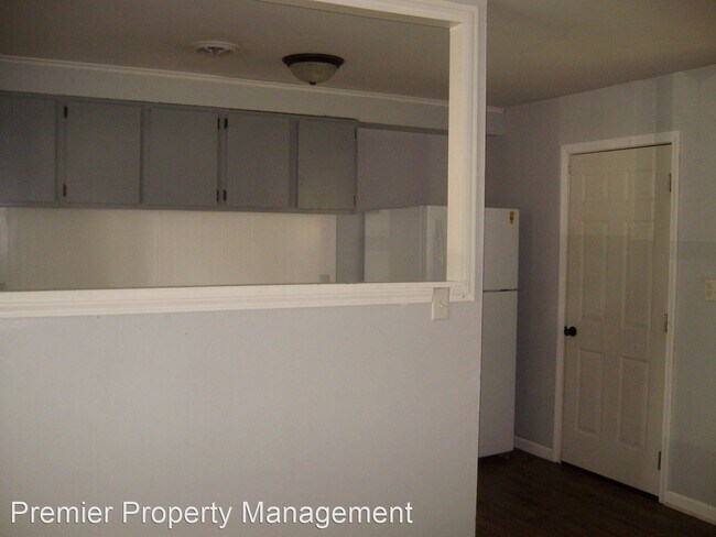 Building Photo - 3 br, 1 bath House - 10 King Drive