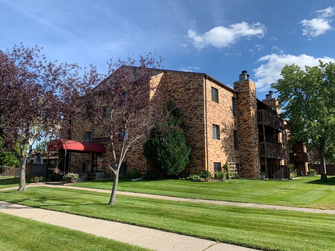 Primary Photo - Lynmar II Apartments