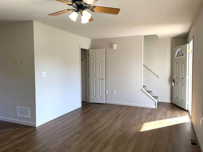 Foto del edificio - Make This Beautiful 3-Bedroom Townhouse Yo...