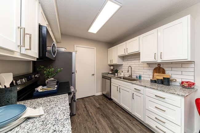 Building Photo - The Linden Apartment Homes