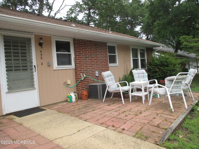 Foto del edificio - 496A Thornbury Ct