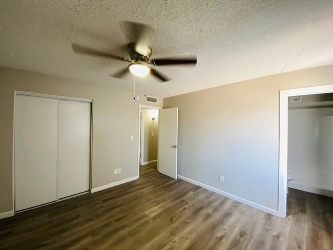 Foto del edificio - 2438 E Inverness Ave