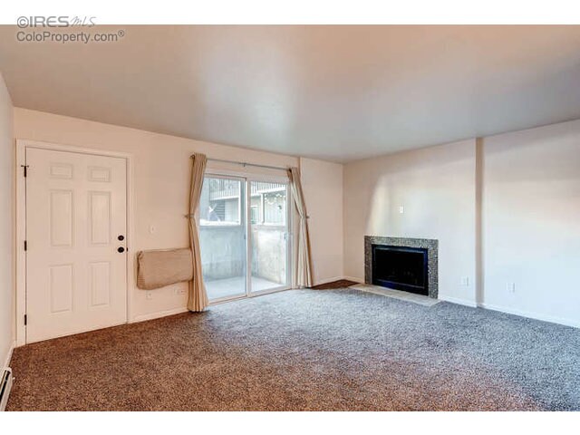 Sala de estar 1 - 695 Manhattan Drive