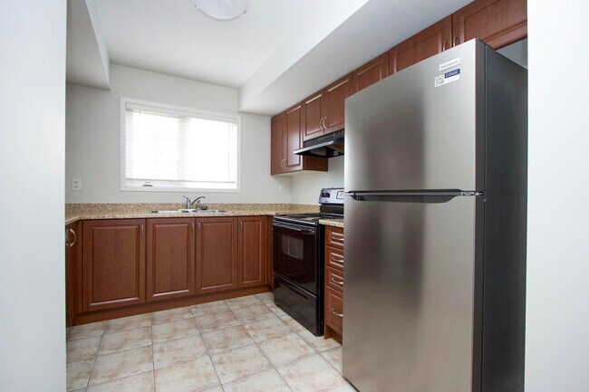 Photo du bâtiment - Spacious 3-Bedroom Townhouse for Rent in Ajax