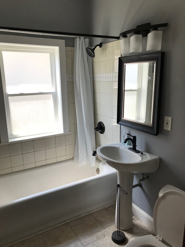 Foto del edificio - 1032 W 17th St
