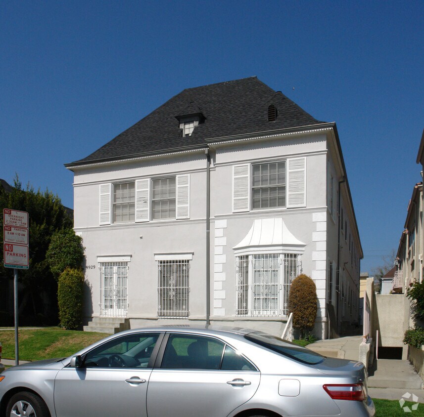 Building Photo - 9929 Young Dr