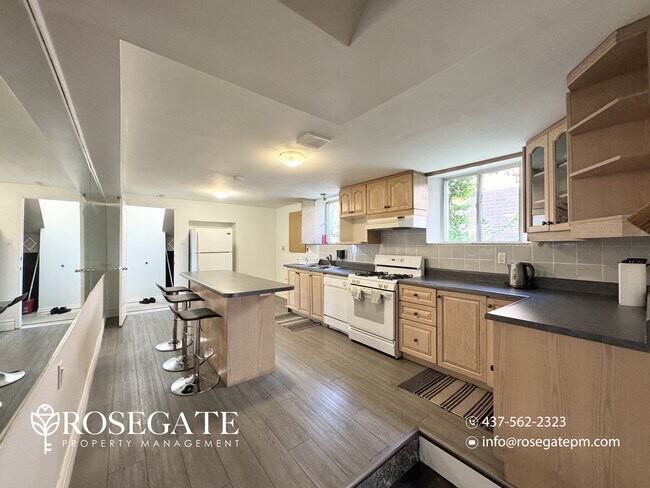 Photo du bâtiment - Spacious Open-Concept Studio Basement Apartment with Outdoor Space – Mississauga