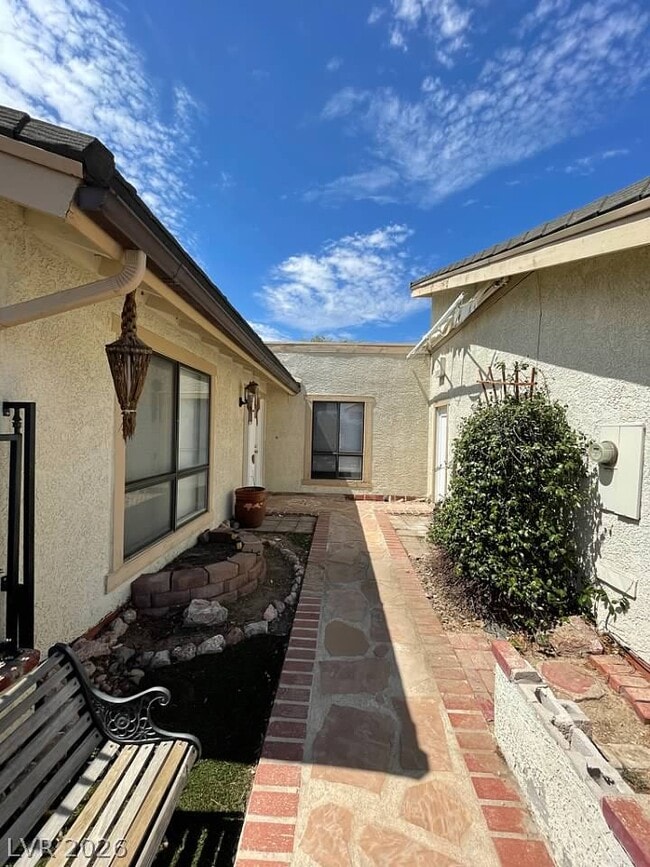 Building Photo - 600 Woodmount Dr