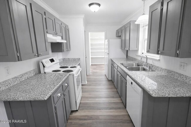 Building Photo - 125 Elmwood Dr