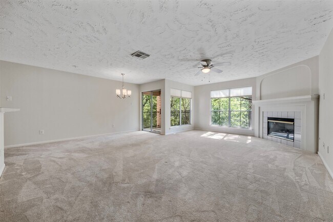 Foto del edificio - 8051 Bay Branch Dr