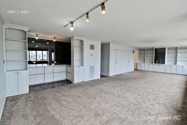 Foto del edificio - 3 Bedroom + 3 Balcony Crossroads Condo
