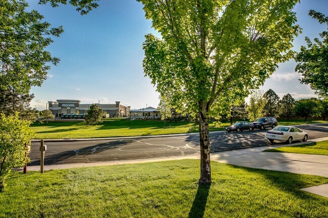 Foto del edificio - Spacious and Serene Home with Ideal Locati...