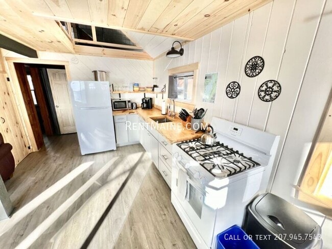 Building Photo - 8 Sand Beach Ln