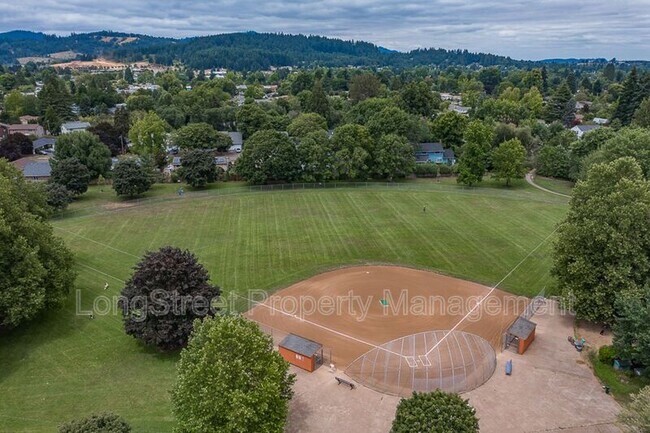 Foto del edificio - 1950 NW Hayes Ave