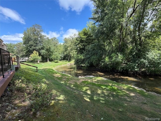 Building Photo - 629 Oakbrook W