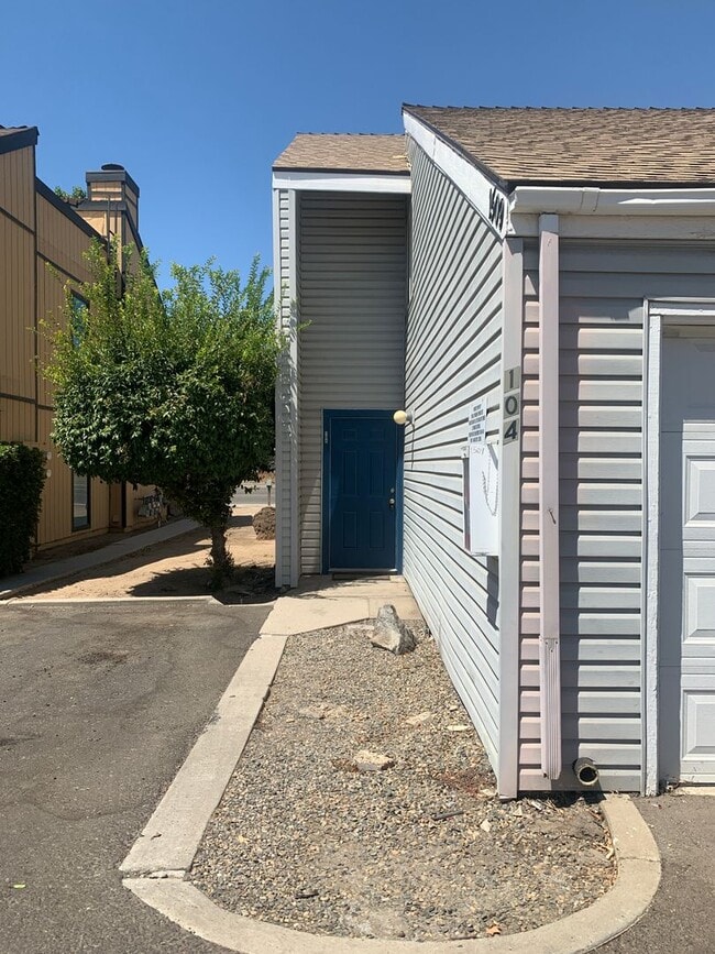 Building Photo - Lovey Townhome In Clovis!