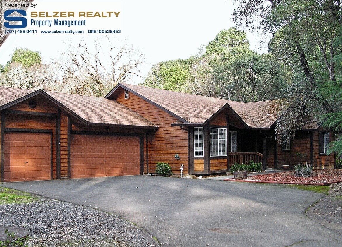 Primary Photo - Roomy & nicely equipped 3 bd. home on a co...