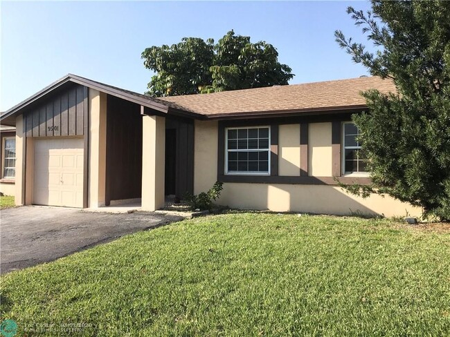 Building Photo - 9501 W Fern Ln