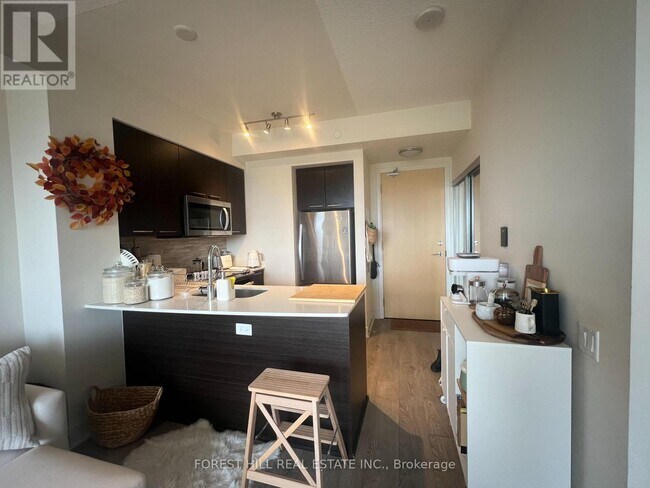 Building Photo - 30 Roehampton Ave