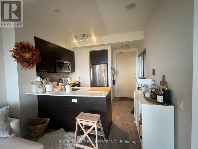 Photo du bâtiment - 30 Roehampton Ave