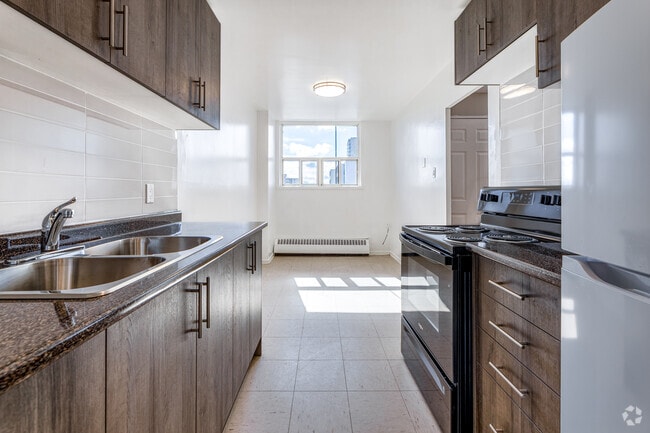 2 chambres, 1 salle de bain - 742 pi2 - Cuisine - Queensway Manor