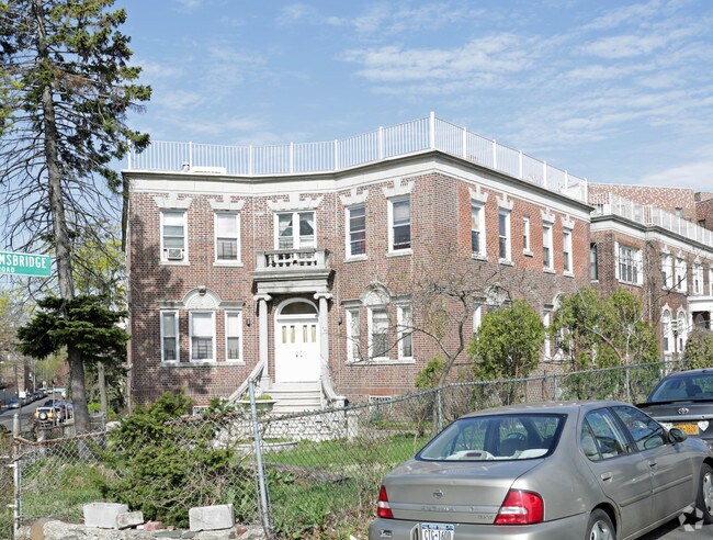Building Photo - 831 Arnow Ave