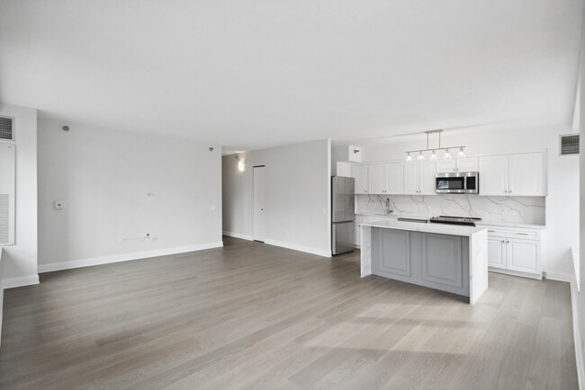 Building Photo - 512 N McClurg Ct