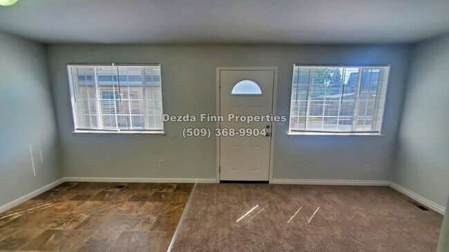 Building Photo - Adorable 4 Bedroom Townhouse in the Perry ...