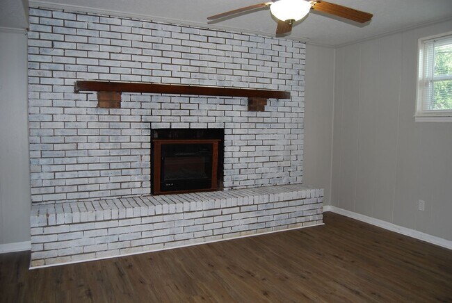 Foto del edificio - 811 Cedarcrest Dr
