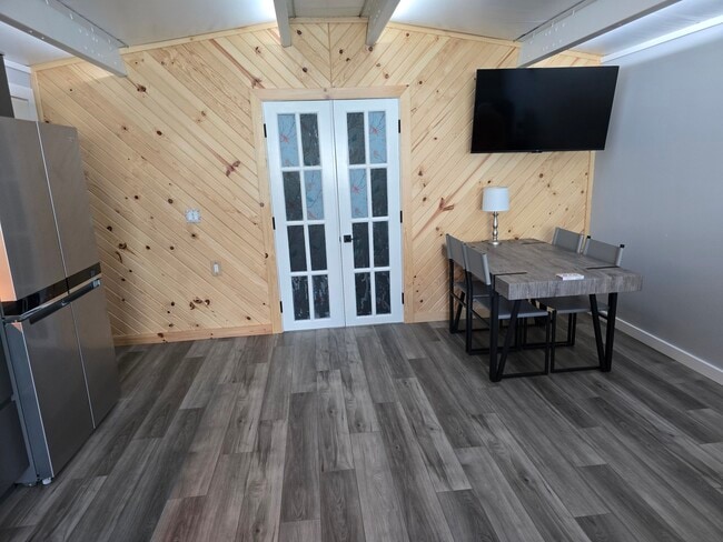 Mesa pequeña con televisión - 2722 10th St