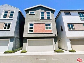 Building Photo - 2700 E Chaucer St