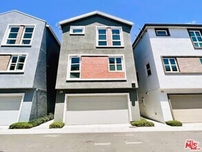 Building Photo - 2700 E Chaucer St