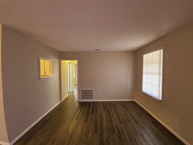 Building Photo - 2 bedroom 1 bath house off Gulf Beach Hwy!