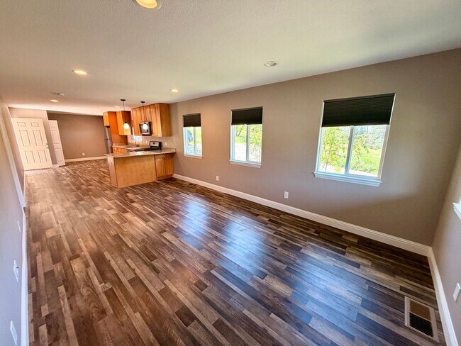 Building Photo - Updated 2 Bedroom 1 Bathroom in Grass Valley
