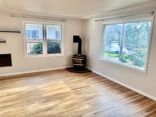 Building Photo - Super Cool Duplex Unit with One Car Garage