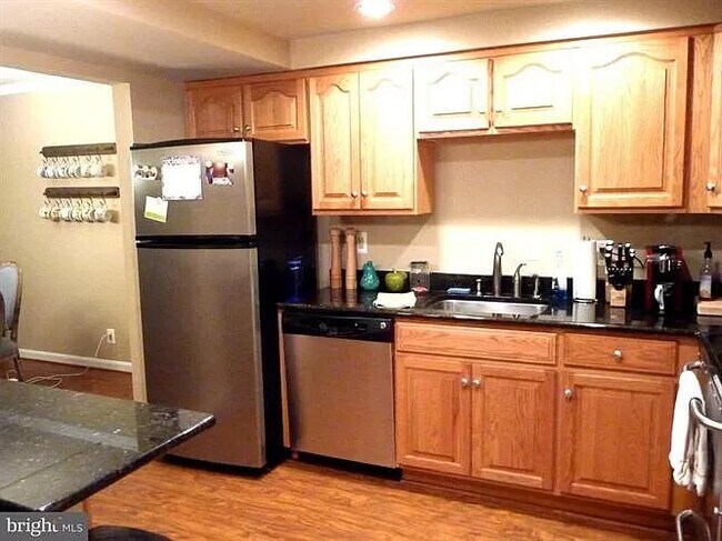 Kitchen equipped with dishwasher, microwave and decent sized pantry - 7640 Tremayne Pl