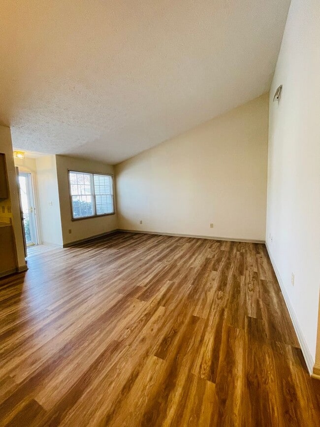 Building Photo - Townhouse for Rent on Emerald Drive