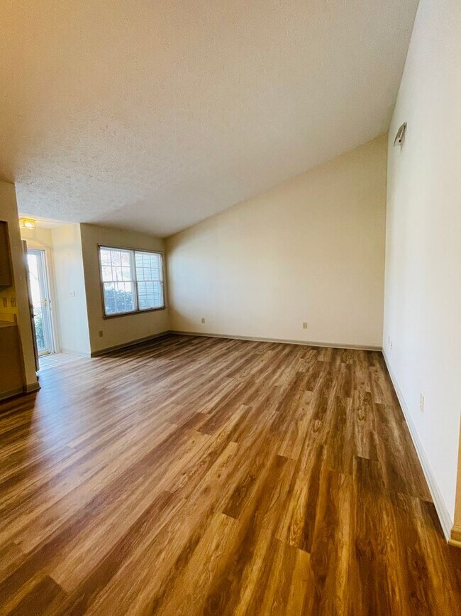 Foto del edificio - Townhouse for Rent on Emerald Drive